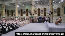 Իրանի գերագույն հոգևոր առաջնորդ այաթոլա Ալի Խամենեին հանդիպում է Բասիջի աշխարհազորայիններին, Թեհրան, 26-ը նոյեմբերի, 2022թ.