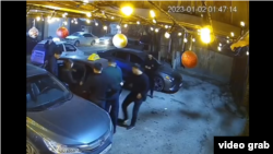  Интернетте тараган видеодон алынган сүрөт. Sky bar түнкү клубунун алды. Ош шаары. 