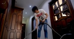 Gyrgyzystandan bolan zähmet migranty Meerim Aşyrbek-kyzy Stambulda öý-hoşalyk işlerini edýär.