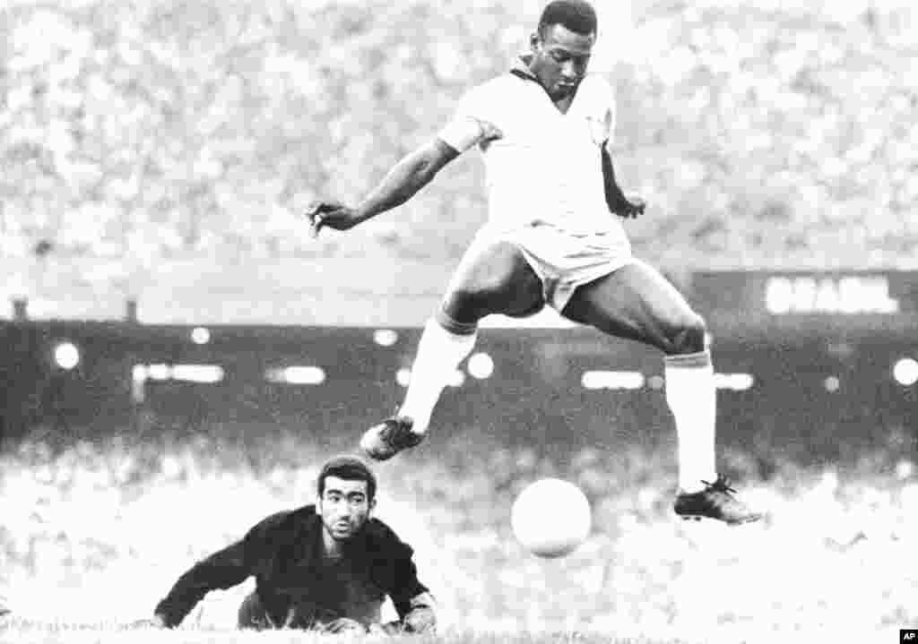 Пеле 1000-голун киргизүү алдыда. Рио-де-Жанейро. Ноябрь, 1969-жыл.