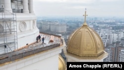 Работници на перваза покрай главния купол на катедралата