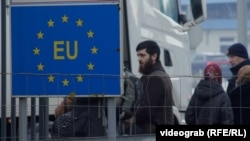 Группа выходцев из Чечни на пограничном пункте в Хорватии, иллюстративное фото