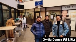 Mohammad (în stânga) şi cei doi colegi, din Bangladesh, la a treia încercare de a-şi depune actele la Imigrări. Au reușit numai din a patra încercare.