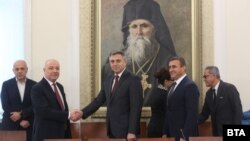 Проф. Николай Габровски (вляво) се ръкува с лидера на ДПС Мустафа Карадайъ в началото на срещата 