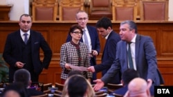 Председателката на ПГ на ГЕРБ Десислава Атанасова разговаря с бившия председател на парламента Никола Минчев от "продължаваме промяната".