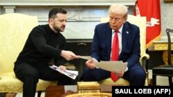 Președintele ucrainean Volodimir Zelenski și președintele american Donald Trump în timpul întâlnirii din Biroul Oval de la Casa Albă din 28 februarie 2025