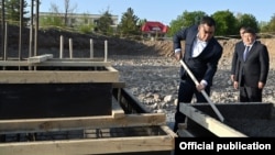 Садыр Жапаров во время закладки капсулы под новое здание администрации президента. 15 апреля 2022 года. 