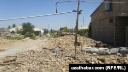 Berzeňňi sebitinde ýumrulan jaýlar. (arhiwden)