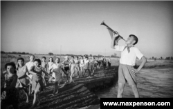 Млад тромпетист на фона на детска група.