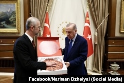 Нариман Джелял вручает «Щит дружбы» Реджепу Тайипу Эрдогану