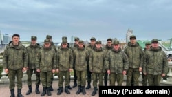 Российские военнослужащие из 200-й отдельной мотострелковой Печенгской бригады на экскурсии в центре Минска, 13 апреля 2025 года