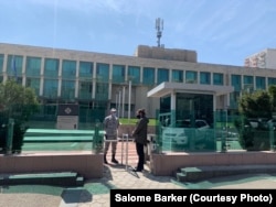 ზუკა ბერძენიშვილი სახელმწიფო უსაფრთხოების სამსახურის შენობის წინ, სალომე ბარკერის ფოტო.