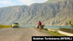 Кыргызстан. Ош облусундагы Папан суу сактагычы. Суу алганы бараткан балдар.  