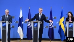 Йенс Столтенберг (в средата) заедно с външните министри на Финландия и Швеция Пека Хависто и Ан Линд