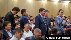 Өкмөт башчы Сапар Исаков менен жолугушууга келген Орусиядагы кыргыздар.  