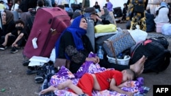 پناهجویان افغان در نقطۀ صفر مرزی گذرگاه اسلام‌قلعه پس از اخراج از ایران، ۷ تیر ۱۴۰۴