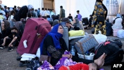 د هرات اسلام کلا ته ستانه شوي افغان کډوال ناست دي - د جون ۲۸مې انځور