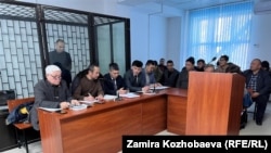 Самат Матцаков жана анын адвокаттары. Бишкектин Биринчи май райондук соту. 17-декабрь, 2024-жыл.