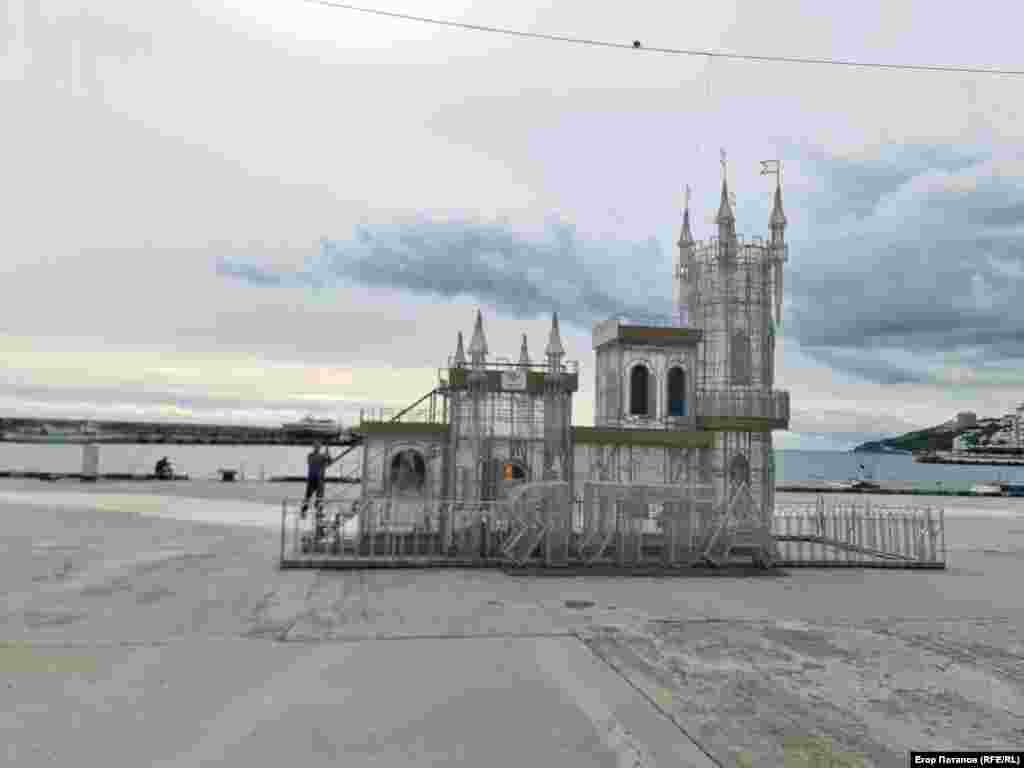 Інсталяція Ластівчиного гнізда на набережній Ялти