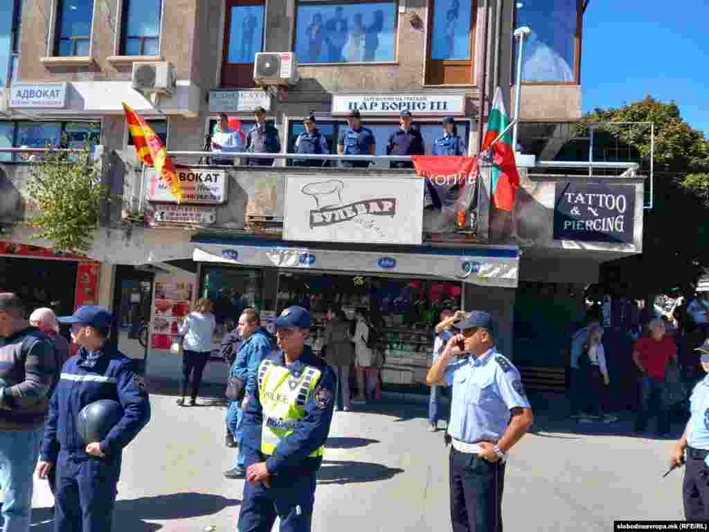 Во Охрид беше отворен вториот бугарски клуб во земјава кој го носи името &bdquo;Цар Борис Трети&ldquo;, под силно полициско обезбедување