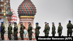 Recruți ruși în Piața Roșie, la Moscova, așteptând să fie trimiși în Ucraina. 