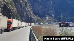 სატვირთო ავტომობილების რიგი ლარსის გამშვები პუნქტისაკენ. 5 ოქტომბერი, 2022 წ.