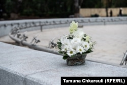 ვაკის პარკის შადრევანთან ხალხმა ყვავილების მიტანა დილიდან დაიწყო