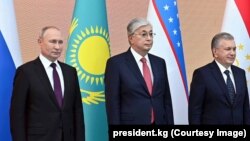 Ресей, Қазақстан және Өзбекстан басшылары (солдан оңға қарай): Владимир Путин, Қасым-Жомарт Тоқаев және Шавкат Мирияев. 