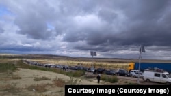 "Озинки" өткөрмө бекетинде кезекте турган унаалар. 2022-жыл.