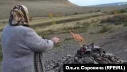 Жена в Бистрая се грее на вентилационен отвор за природен газ.