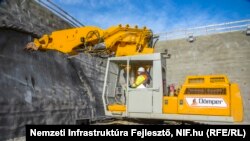 A Dömper Kft. gépe elkezdi fúrni az alagutat Sopronnál 2020. októberében