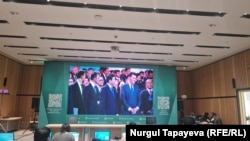 Журналисты наблюдают за форумом правящей партии «Аманат» из отдельной комнаты. Астана, 6 октября 2022 года. Фото из архива