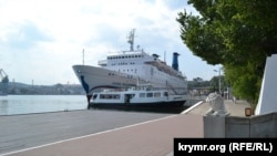 «Knâz Vladimir» kruiz dizel gemisi Aqyar deñiz vokzalınıñ iskelesi yanında, arhiv fotoresimi