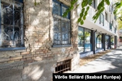 Jobbra a Nemzeti Közszolgálati Egyetem Ludovika Collegiumának épülete a budapesti Diószegi Sámuel utcában