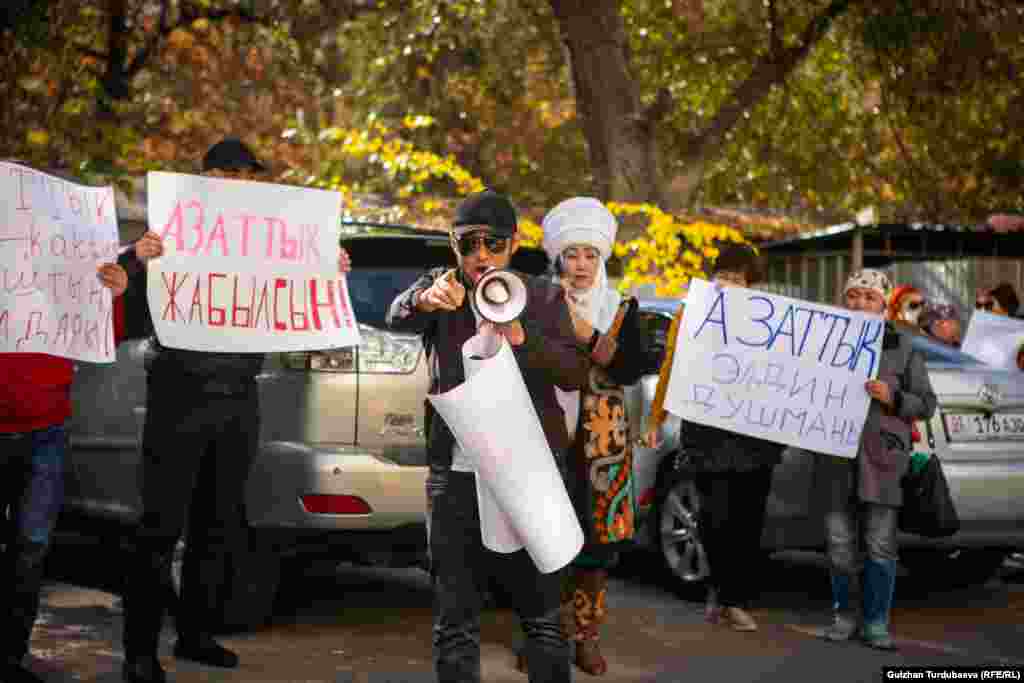 Митингге мурда&nbsp;&ldquo;7-апрелдеги элдик ыңкылапты коргоо" кыймылынын өкүлү болуп жүргөн&nbsp;Жыпаргүл Баргибаева аттуу аял дагы катышты.&nbsp;