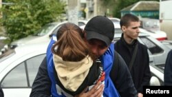 Согушка аттанып жаткан жоокер.