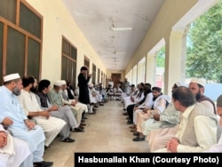 د اکتوبر پر شپږمه د باجوړ جرګې ته لسګونه سیاستوالان، مخور، فعالان او د ضلعې اوسېدونکي ورغلي ول.