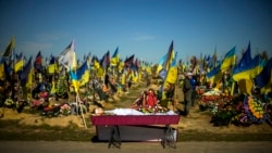 Sicriul cu trupul militarului ucrainean Vadim Bereghnui, de 22 de ani, pregătit de înmormântare într-un cimitir din Harkov, Ucraina - 17 octombrie 2022. (AP Photo/Francisco Seco)