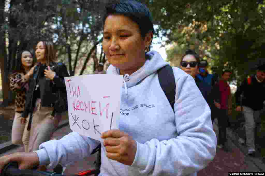 Укук коргоочу&nbsp;Рита Карасартова&nbsp;кызматта отургандар жарандык коомго каршы чагымчыл адамдарды чыгарып жатканын айыптады. "Экстремисттик чакырык жасады. Украинага каршы согуш башталганда биз акцияга чыкканда ушу Илимбек Исраилов келип чагым жасаган. Мен ошондо эле бул провокатор экен деп ойлогом. Тилекке каршы, бийлик ушундай адамдарды колдонуп жатат. Акыйкат башкаруу, туура башкаруу деп жатабыз. Туура жолго түшөлү, өнүгүүгө багыт алалы дебей, бөлүп-жарып жатканы өкүнүчтүү".