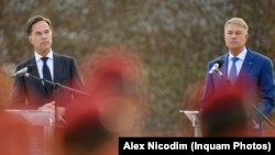 Prim-ministrul olandez Mark Rutte (stânga) și președintele Klaus Iohannis au discutat miercuri la Cincu, alături de premierul Nicolae Ciucă, pe chestiuni referitoare la NATO și pe tema intrării României la spațiul Schengen.
