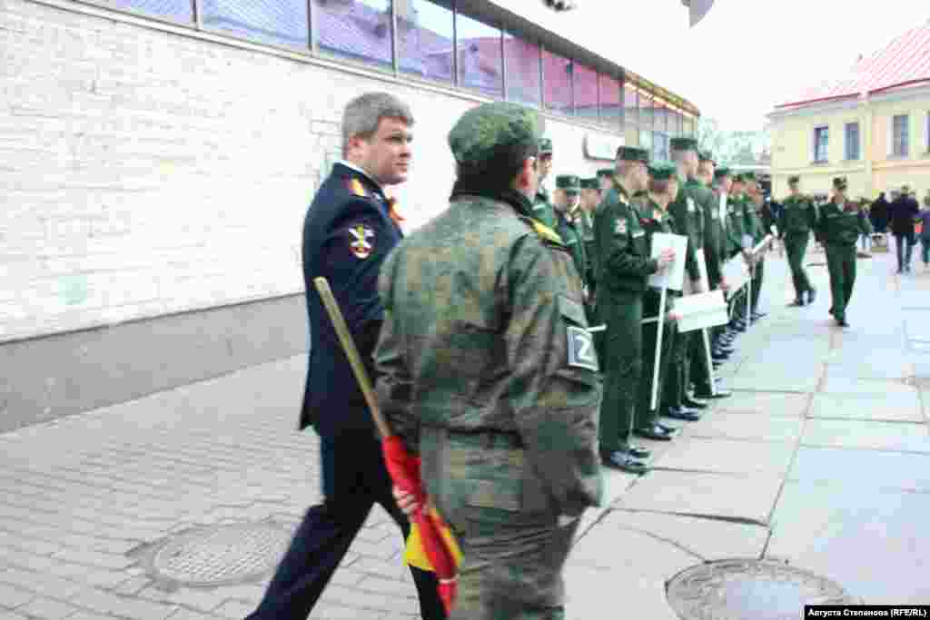 Курсанты перед участием в акции "Бессмертный полк". На рукаве одного из командующих курсантами виднеется нашивка с Z-символикой, которую российская армия использует на военной технике при вторжении в Украину&nbsp;