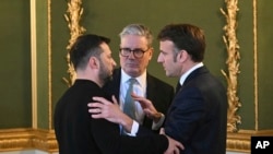 Keir Starmer, Volodimir Zelenski și Emmanuel Macron la summitul liderilor europeni privind Ucraina, Lancaster House, Londra, 2 martie 2025.