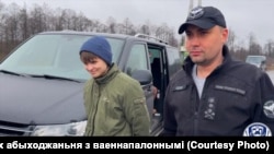 Вызваленая зь беларускай турмы Марыя Місюк і кіраўнік вайсковай выведкі Ўкраіны Кірыла Буданаў. Мяжа Беларусі і Ўкраіны, 22 лістапада 2025 году