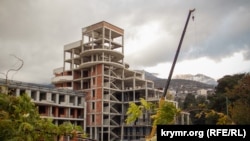 Yaltanıñ eski şeer havuzı yanında qurulğan yüksek bina, 2018 senesi noyabrniñ 13-ü