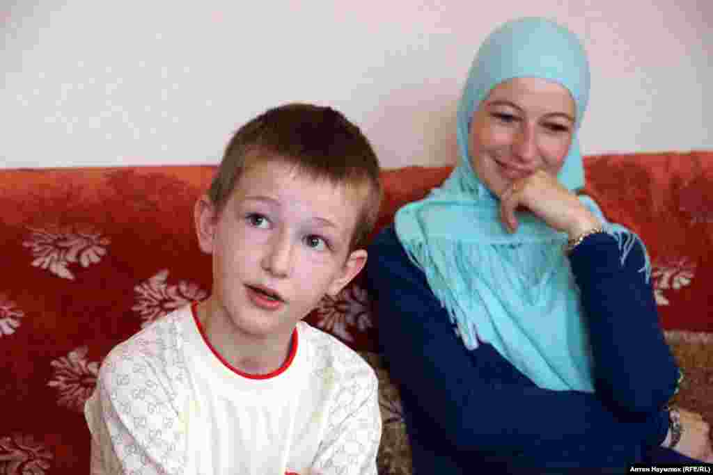 Міріам Куку &ndash; дружина правозахисника Емір-Усеїна Куку &ndash; разом із дев'ятирічним сином Бекіром. Чоловіка Міріам заарештували минулого року зі звинуваченнями в &laquo;розпалюванні ненависті&raquo; чи &laquo;приниженні людської гідності&raquo; &nbsp;