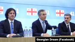 ირაკლი კობახიძე (მარცხნივ), ბიძინა ივანიშვილი (შუაში) და მიხეილ ყაველაშვილი