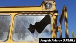 Айнектери талкаланган трактор.