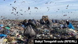 Бишкектин санитардык полигонунда иштеп жүргөн адамдар. 1-апрель, 2022-жыл.