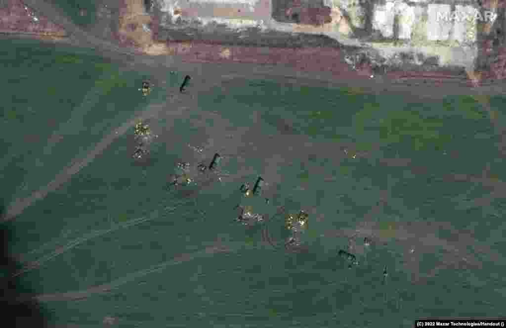 Артилерійські батареї на вогневій позиції поблизу Талаківки, на північний схід від Маріуполя, 29 березня 2022 року.&nbsp;Satellite image &copy;2022&nbsp;Maxar Technologies Фахівці Satellite image &copy;2022&nbsp;Maxar Technologies повідомляють: &laquo;Російські війська та бронетехніка з танками та артилерією розгорнуті в житлових районах уздовж сходу та північного сходу міста та навколо них&raquo;