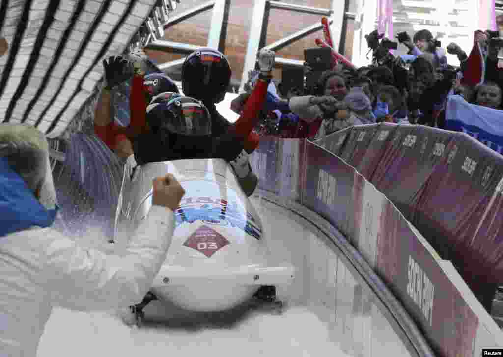 Российские бобслеисты принесли сборной тринадцатое золото Олимпийских игр. Россияне победили в общекомандных зачетах, завоевав в общей сложности 33 медали.